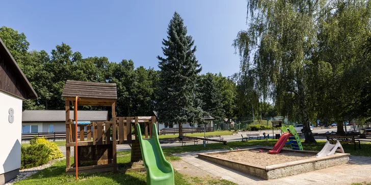 Děti se vyřádí na venkovním hřišti.
