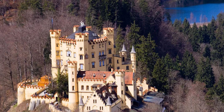 Uvidíte i Hohenschwangau, který se tyčí hned naproti Neuschwansteinu.