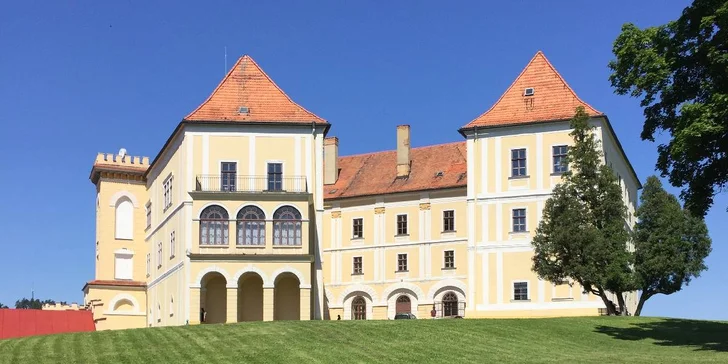 Kousek od penzionu se nachází zámek Letovice.