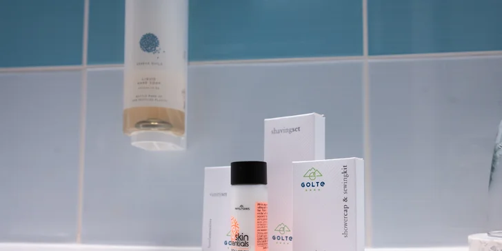 K dostání jsou pokoje s oddělenými lůžky i manželskou postelí.