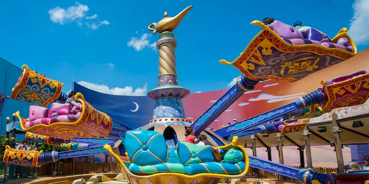V Disneylandu najdete několik tematických oblastí a desítky atrakcí pro děti i dospělé.