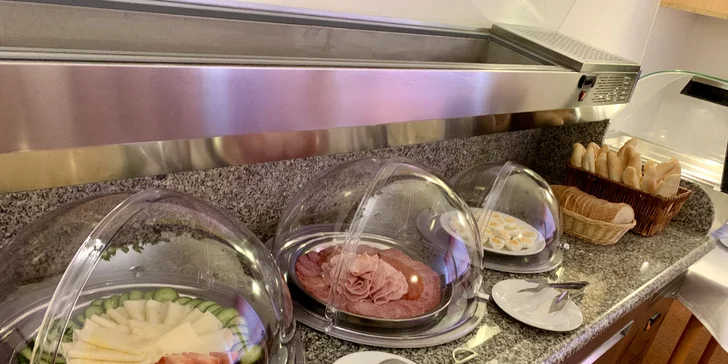 Snídaně se podávají formou bufetu, při nižší obsazenosti hotelu jsou snídaně servírované.