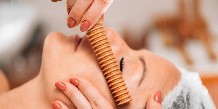 Maderoterapia stimuluje produkciu elastínu a kolagénu.