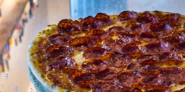 Každá pizza má průměr 32 cm a můžete si ji vychutnat buď v restauraci, nebo doma či v práci.