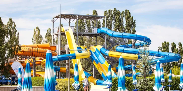 Najdete tu vnitřní i venkovní bazény, tobogány a wellness.