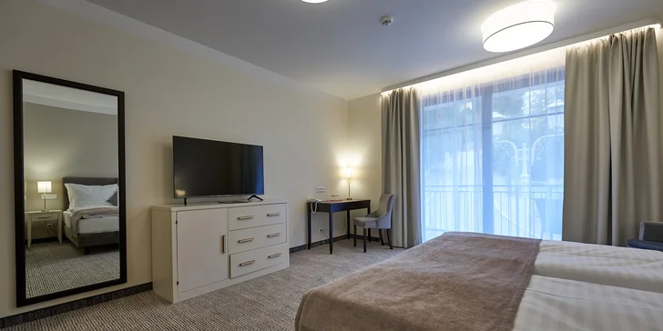 Ubytujete se ve dvoulůžkovém pokoji Superior (28–31 m²), Suite (40 m²), Superior De Luxe (31 m²), Junior suite (29–40 m²) či Queens (54 m²), zvolit můžete i Apartmán (45–59 m²).