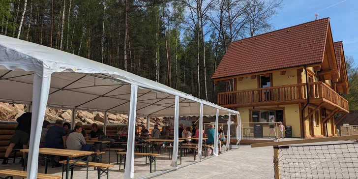 Přímo v areálu kempu najdete kiosek, který nabízí širokou škálu občerstvení. 