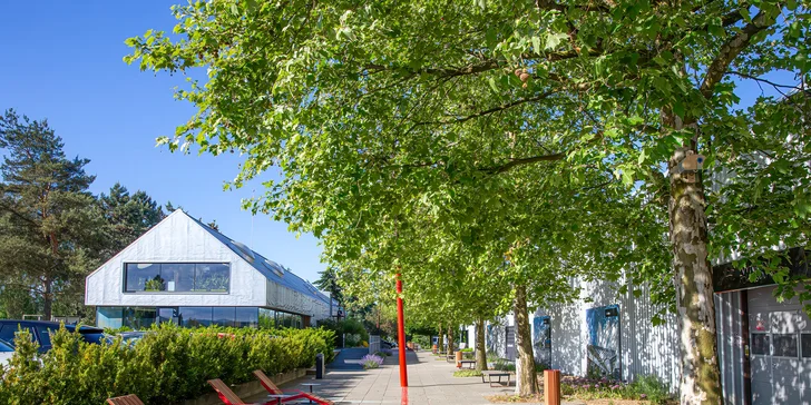 Apartmány se nacházejí ve výrobním a edukačním areálu, kde působí designéři, konstruktéři a pracovníci výroby.