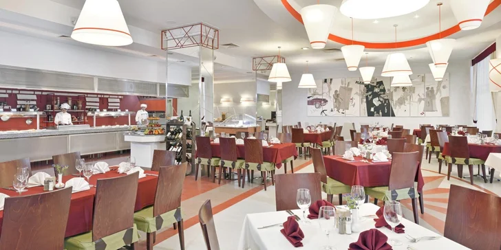 Čekají vás dobroty z celého světa (čínská restaurace, Burger Bar, japonský koutek...).