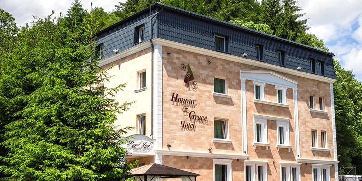 Hotel stojí na krásném místě uprostřed lesů. 