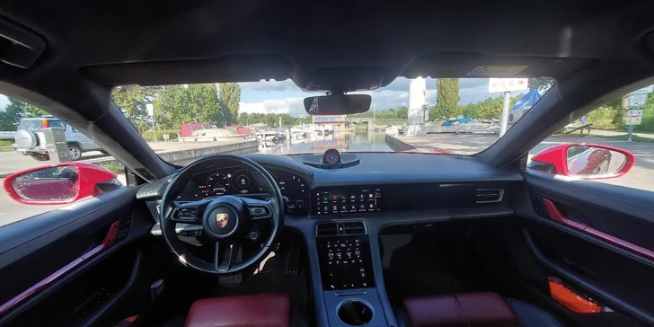Řada Taycan Turbo nabízí výkon 680 koní (500 kW).