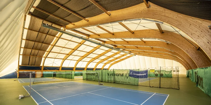 V jedné z variant máte v ceně 120 minut pronájmu vnitřní haly na badminton či tenis.