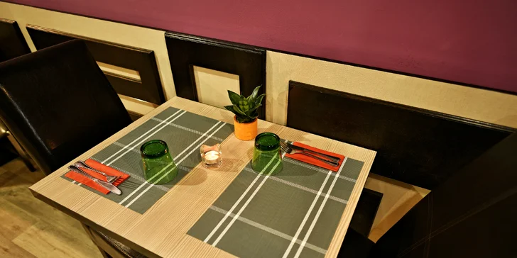 Místa v restauraci si pro jistotu zamluvte min. 12 hodin předem.