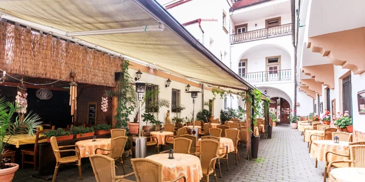 Restauraci najdete v historickém centru, asi 50 m od náměstí Republiky. 