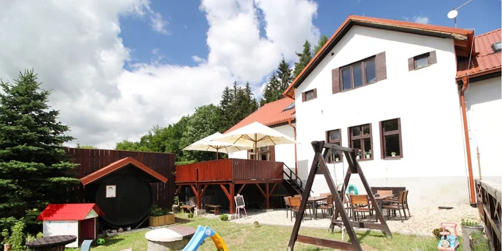 Děti se vyřádí na hřišti. 
