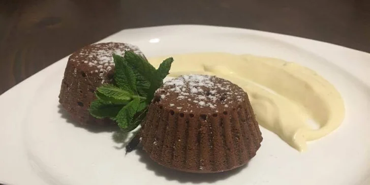 Čokoládový fondant s vanilkovou omáčkou bude fantastickou tečkou.