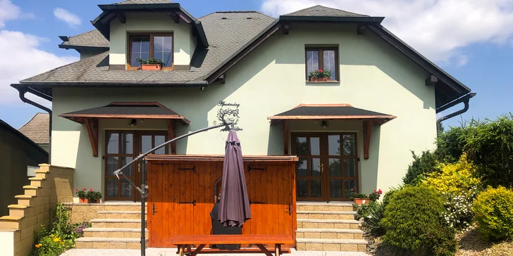 Bydlet budete v apartmánu přímo v obci Hrubá Skála.