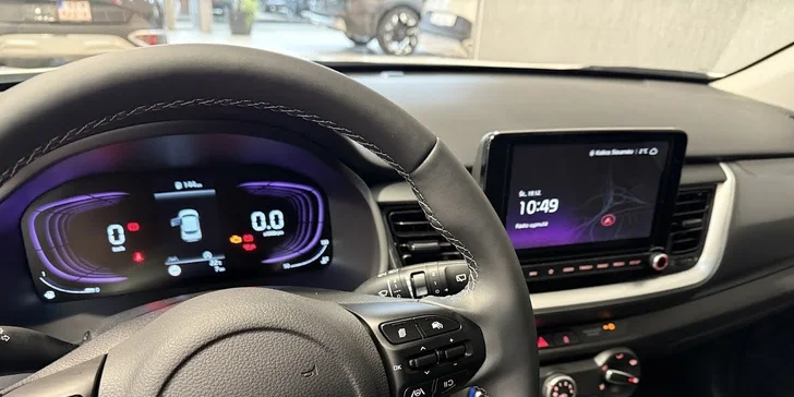 V autoškole RENNER je možné absolvovať aj online teóriu, jazdy cez víkend či darovať kurz ako originálny darček. 