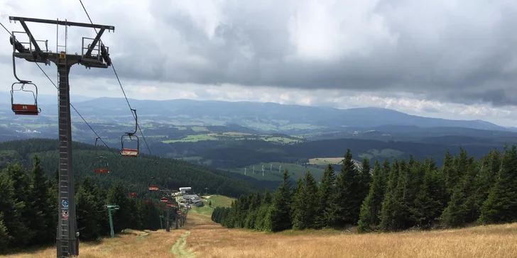 Lanovka na Šerák vás vyvezie až na hrebeňovku.