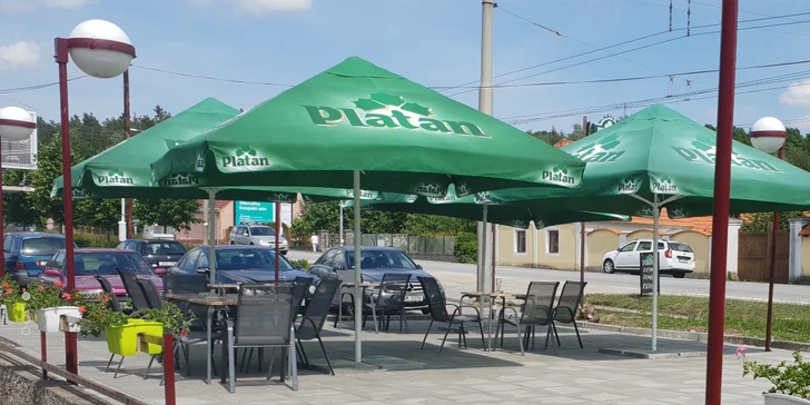 K játrům dostanete i přílohu dle výběru a pivo nebo točenou limonádu, abyste měli čím tuhle baštu spláchnout.