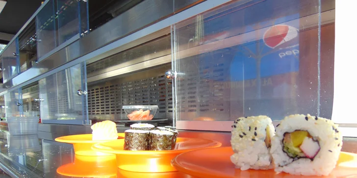 Kromě sushi rolek kolem vás budou projíždět i dezerty a ovoce. 