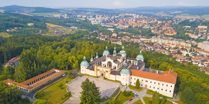 Přímo naproti hotelu se nachází příbramská obora a hned za ní náměstí T. G. M., kousek je to na zámek (300 m) a Svatou Horu (1 km). 
