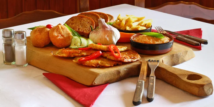 Na tvarůžkové prkno si zajděte do restaurace U Povozníka.