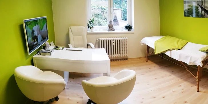 Vybrat si můžete také reflexní terapii a masáž nohou, ve které vás čeká relaxační bylinková lázeň a reflexní diagnostika plosek nohou, která dokáže odhalit oslabené orgány v těle. 