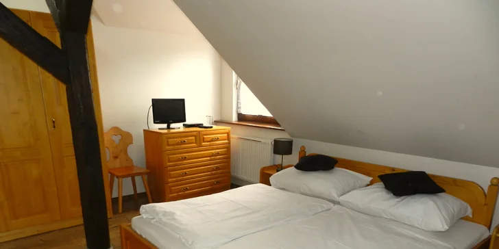 Každá izba je vybavená posteľnou bielizňou, WiFi pripojením, televíziou s plochou obrazovkou.