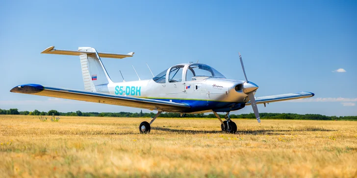 Zážitkový let v Piper Tomahawk s pilotovaním na skúšku: od 15 do 60 minút