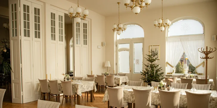 V restauraci si nejprve pochutnáte na marinovaném lososovi či na kachních plátcích. 