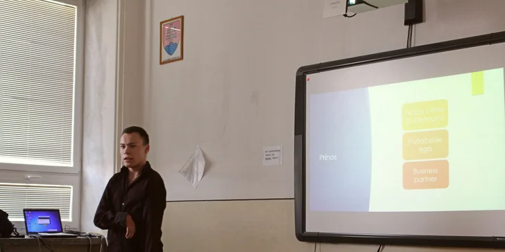 Robo je mladý, aktívny človek, ktorý sa zamestnal v oblasti poskytovaní online služieb na internete. Pri jeho práci je veľmi dôležité, aby bol plne mobilný.