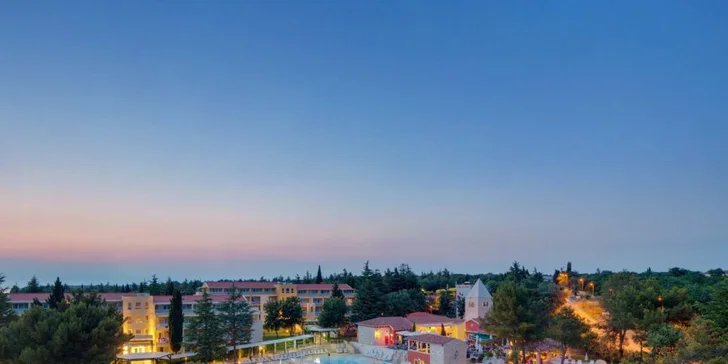 Bydlet budete v hotelu s bazénem a polopenzí.