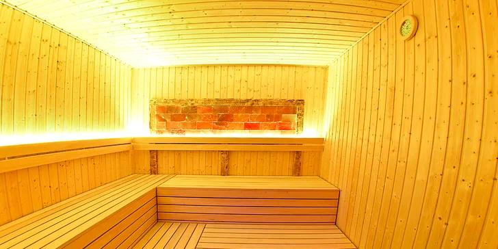 K dispozici jsou finská, parní a infra sauna, vířivka, Kneippův koupel, ochlazovací bazén a solná jeskyně.