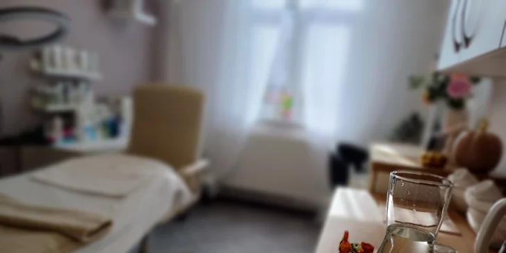 Hloubkově čisticí procedura s AHA peelingem zahrnuje důkladnou očistu pleti pro odstranění odumřelých buněk z pokožky.