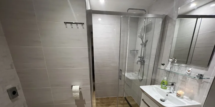 Každý pokoj má vlastní koupelnu.