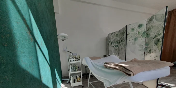 Vychutnáte si fotonovou LED terapii, která účinně regeneruje pokožku a zlepšuje tak celkový vzhled pleti. 