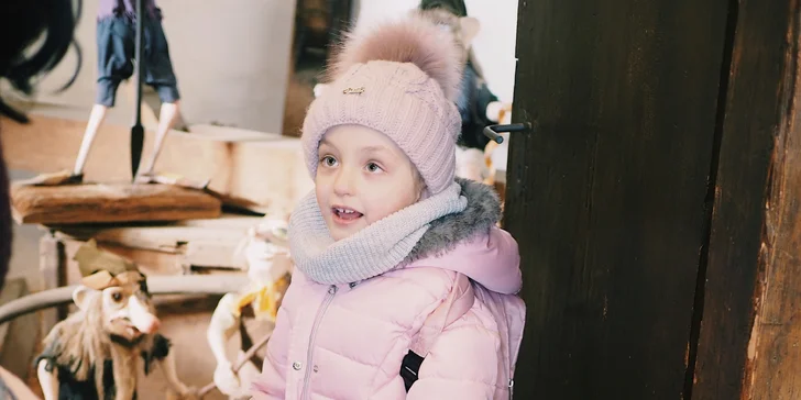 Mama blogerka Katy vyrazila s dcerkou Barčou, která si užila prohlídku i lekci létání na koštěti.