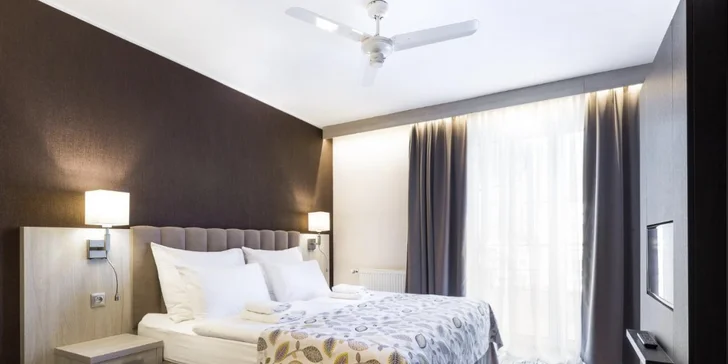 Pro větší komfort je v pokojích také posezení, lednice, TV se satelitním příjmem a Wi‑Fi. 