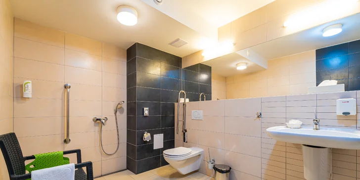 Hotel disponuje bezbariérovým vchodom, apartmánom aj kúpeľňou.