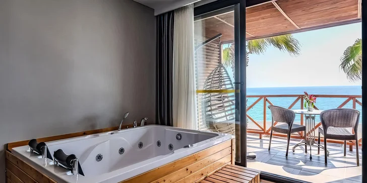 Pokoje s jacuzzi mají výhled na moře. 