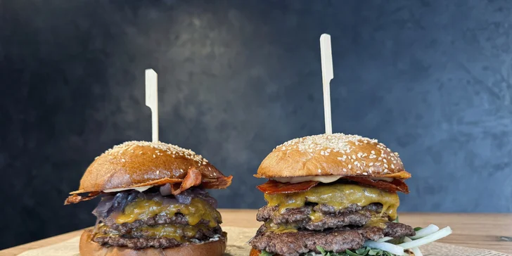 Základem obou je burgerů 300 g hovězího masa a čedar. 