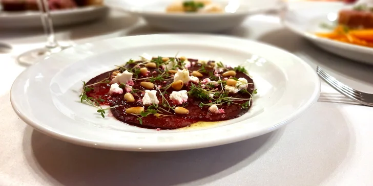 Jako předkrm se bude podávat carpaccio z červené řepy a carpaccio z hovězí svíčkové.