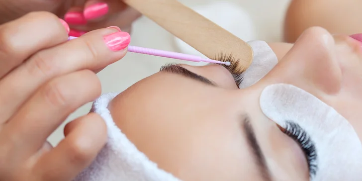 Lash Lifting: zvýraznění a natočení přírodních řas, barvení i výživa
