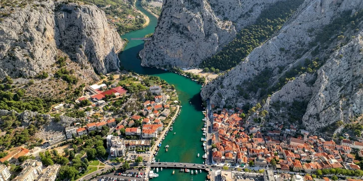 Objavovať môžete tiež neďalekú riviéru v mestečku Omiš.