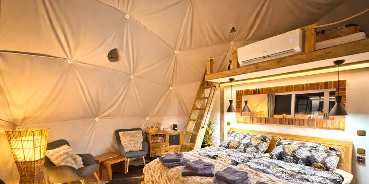 Toto je Glamping Pecka v mestečku Pecka, vaša nová adresa pre dokonalý romantický únik vo východných Čechách.