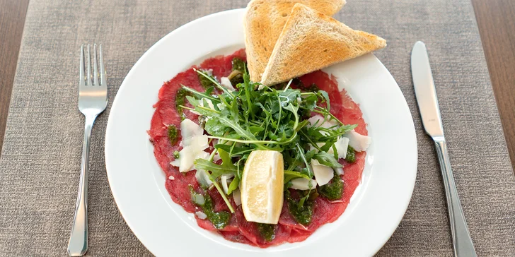 Hostinu zahájí hovězí carpaccio s rukolovým salátem, s hoblinkami z parmezánu, kapary a křupavým toustem.