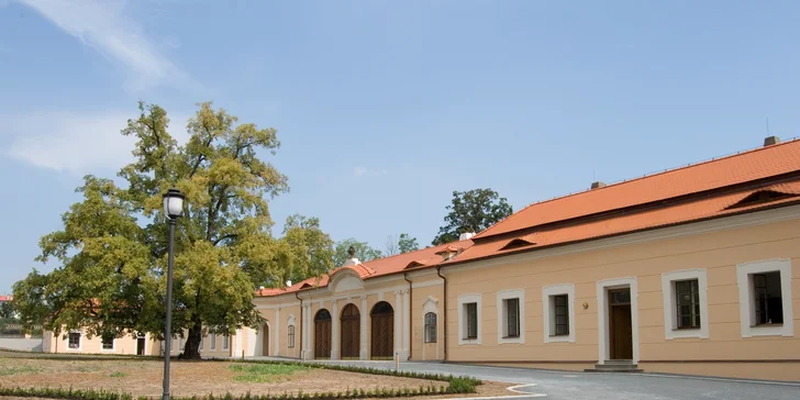 Zámecký komplex je ve tvaru písmene „U“.