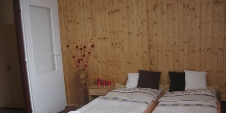 Pokoje jsou zařízeny jednoduše, ale zároveň i účelně.