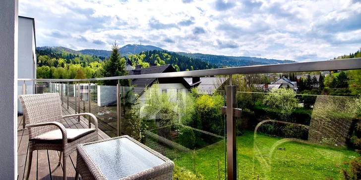 Některé pokoje mají také balkon či terasu s výhledem na hory.